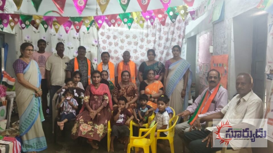 చినకొత్తలంక అంగన్వాడీ కేంద్రాన్ని సందర్శించిన బిజెపి నేతలు – టీచర్లకు సత్కారం