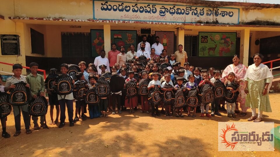ప్రభుత్వ పాఠశాల విద్యార్థులకు ఉచిత బ్యాగుల పంపిణీ