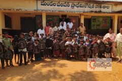 ప్రభుత్వ పాఠశాల విద్యార్థులకు ఉచిత బ్యాగుల పంపిణీ