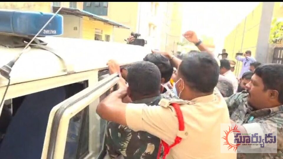 సుధాకర్ మృతిపై బీజేపీ ఆందోళన.. భీమ్‌గల్ పోలీసులకు  వ్యతిరేకంగా నినాదాలు.