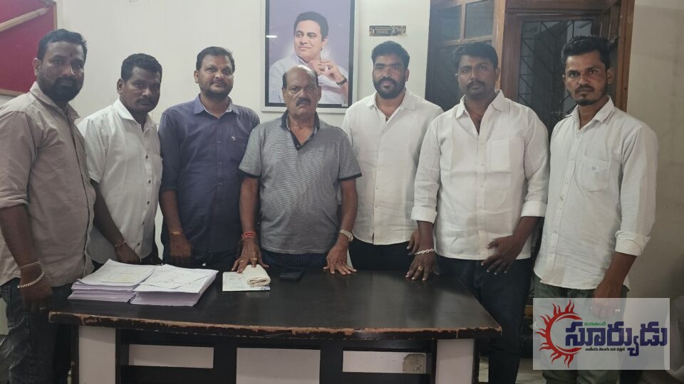ధాన్యం కొనుగోలులో అవకతవకలపై బాజీ రెడ్డి గోవర్ధన్ కలిసిన బీఆర్ఎస్ నాయకులు
