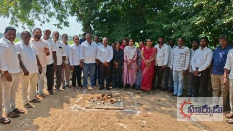 భీమ్గల్ మండలం సంతోష్ నగర్ తాండ గ్రామంలో మహిళ గ్రామ సంఘం నిర్మానికి భూమి పూజ చేయడం.