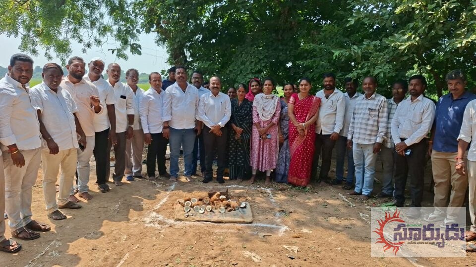 భీమ్గల్ మండలం సంతోష్ నగర్ తాండ గ్రామంలో మహిళ గ్రామ సంఘం నిర్మానికి భూమి పూజ చేయడం.