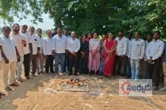 భీమ్గల్ మండలం సంతోష్ నగర్ తాండ గ్రామంలో మహిళ గ్రామ సంఘం నిర్మానికి భూమి పూజ చేయడం.