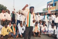 రాహుల్ గాంధీపై ఇండియా కూటమిపై లాటి చార్జిను  నిరసిస్తూ కమ్మర్ పల్లి మండల కేంద్రంలో రాస్తారోక చేయడం జరిగింది