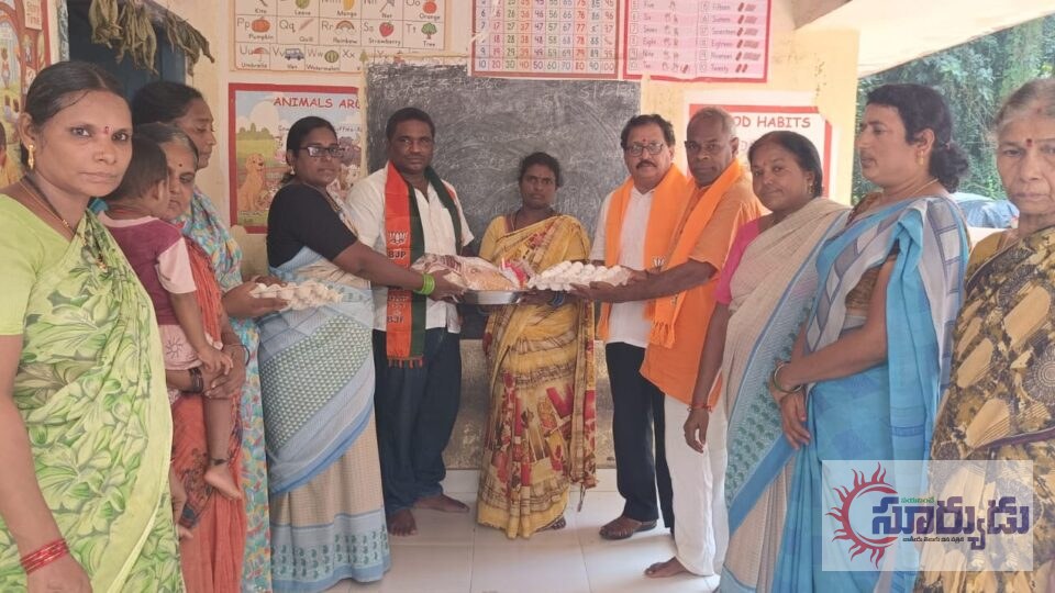 గున్నేపల్లి అంగన్వాడీ కేంద్రంలో మౌలిక వసతుల పరిశీలన – చిన్నారులకు నాణ్యమైన విద్య, పోషణే ధ్యేయం: గొల్ల కోటి, బాబీ మాస్టారు, నానాజీ,