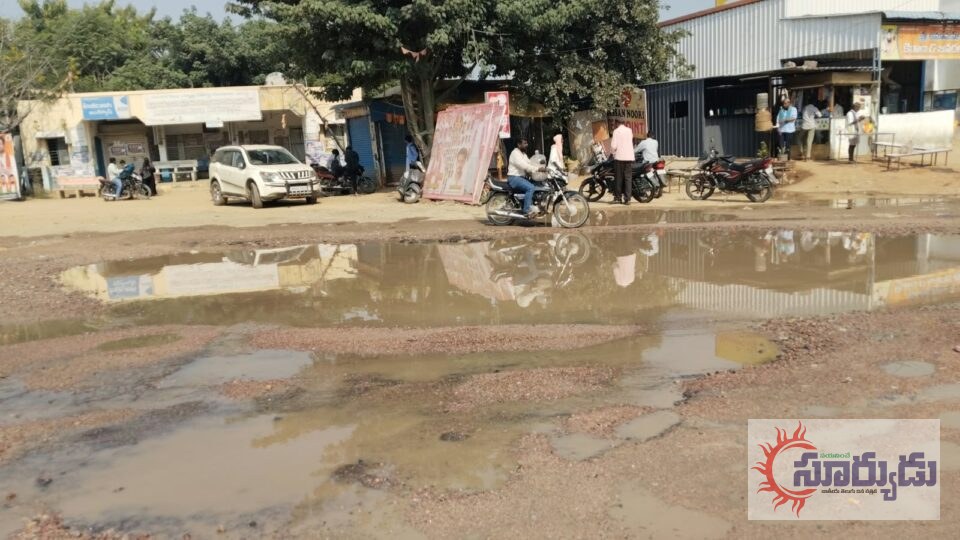 అద్వానంగా మారిన రోడ్డు దుస్థితి
