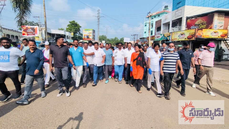 అమలాపురంలో 3,600 మందితో ఘనంగా స్వచ్ఛ అమలాపురం కార్యక్రమం – పాల్గొన్న ఎమ్మెల్యే ఆనందరావుప్లాస్టిక్ రహిత అమలాపురం కోసం ప్రతి ఇంటికి జనపనార సంచి ఇవ్వాలని మున్సిపల్ కమిషనర్ కు ఆదేశం
