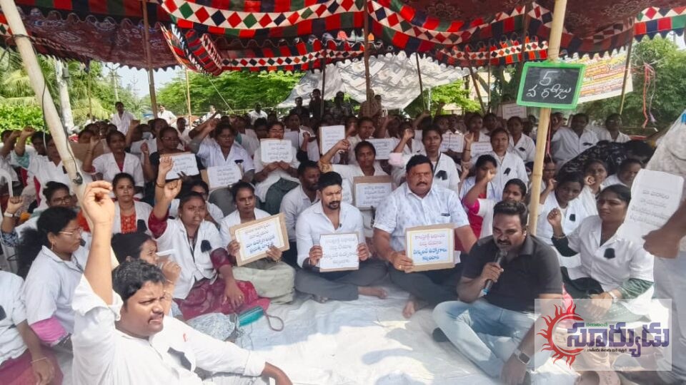 కాంట్రాక్ట్ నర్సుల నిరసన దీక్షకు వైఎస్సార్‌సీపీ నాయకుడు డాక్టర్ పినిపే శ్రీకాంత్ సంఘీభావం