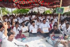 కాంట్రాక్ట్ నర్సుల నిరసన దీక్షకు వైఎస్సార్‌సీపీ నాయకుడు డాక్టర్ పినిపే శ్రీకాంత్ సంఘీభావం