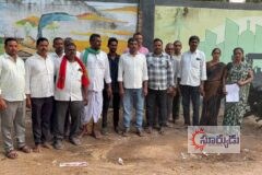 ఏర్గట్ల మండలం తాళ్ల రాంపూర్ గ్రామంలో కుల బహిష్కరణ అవాస్తవము న్యాయం చేయాలంటూ కలెక్టర్ ను సిపిని కలిసిన  గ్రామస్తులు,