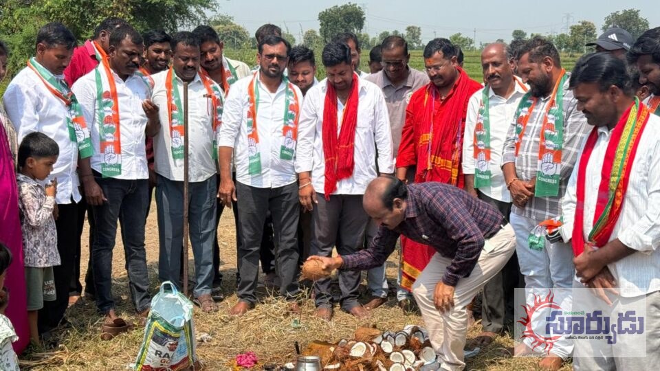 భీమ్ గల్ మండలం రూప్లా తండాగ్రామంలో రూ. 10 లక్షలతో నిర్మిస్తున్న గ్రామ సంఘం మహిళా VO నూతన భవన నిర్మాణానికి ఎంపీడీఓ గంగుల సంతోష్ కుమార్ భూమి పూజ ,