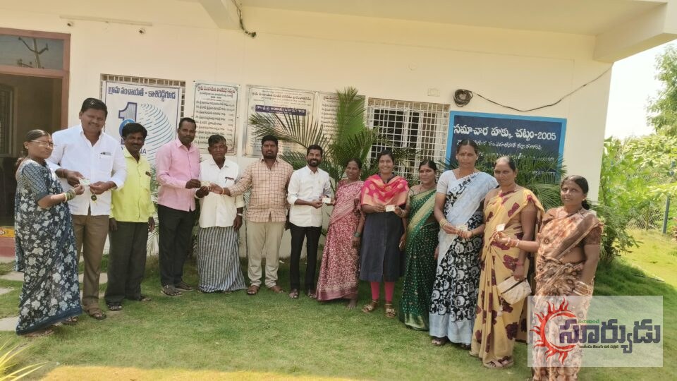 కాశిరెడ్డిగూడలో  స్మార్ట్ రేషన్ కార్డుల పంపిణీ*