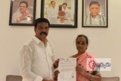 2లక్షల ఎల్‌ఓసీ అందజేసిన మాజీ మంత్రి, ఎమ్మెల్యే వేముల ప్రశాంత్ రెడ్డి