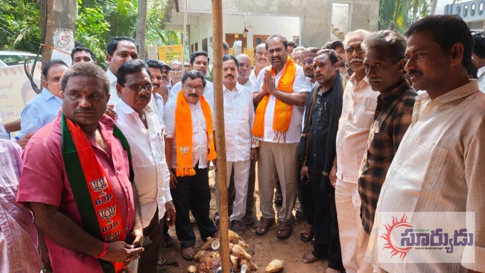 పుష్కర ఘాట్ల అభివృద్ధికి ప్రాధాన్యం – ఎమ్మెల్యే దాట్లగేదెల్లంక ఉత్తరవాహిని పుష్కర ఘాట్ పనులకు శంకుస్థాపన చేస్తున్న ఎమ్మెల్యే దాట్ల సుబ్బరాజు