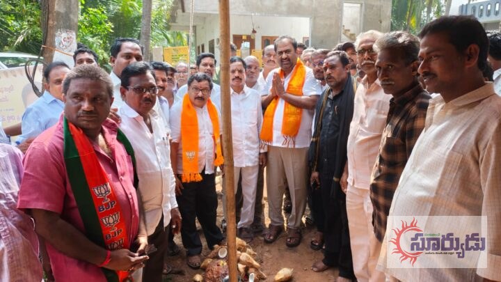 పుష్కర ఘాట్ల అభివృద్ధికి ప్రాధాన్యం – ఎమ్మెల్యే దాట్లగేదెల్లంక ఉత్తరవాహిని పుష్కర ఘాట్ పనులకు శంకుస్థాపన చేస్తున్న ఎమ్మెల్యే దాట్ల సుబ్బరాజు