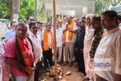 పుష్కర ఘాట్ల అభివృద్ధికి ప్రాధాన్యం – ఎమ్మెల్యే దాట్లగేదెల్లంక ఉత్తరవాహిని పుష్కర ఘాట్ పనులకు శంకుస్థాపన చేస్తున్న ఎమ్మెల్యే దాట్ల సుబ్బరాజు