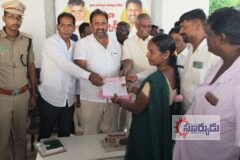 మగసానితిప్ప, మగసానితిప్ప కాలనీ, బైరవలంక వన సంరక్షణ సమితులకు రూ.15,40,299 విలువైన చెక్కుల పంపిణీ