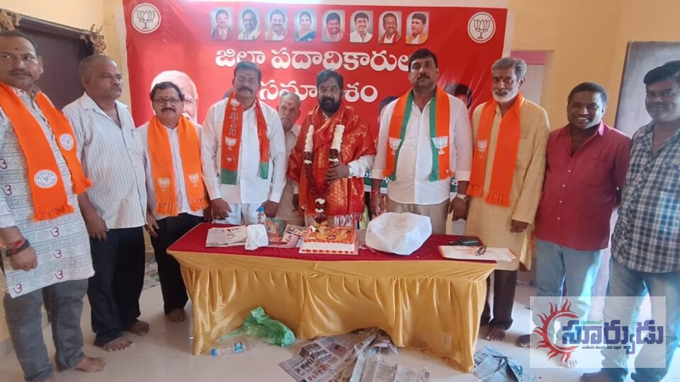 బీజేపీలో చేరిన సుంకరపాలెం మాజీ సర్పంచ్ నాగేశ్వరరావుఅమలాపురం జిల్లా పార్టీ కార్యాలయంలో ఘనంగా ఆహ్వానం