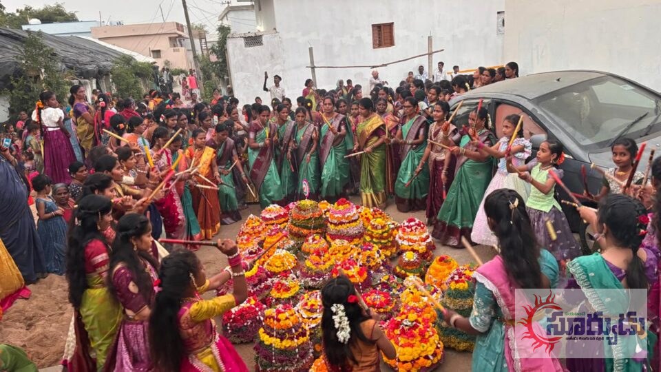 బొప్పాపూర్ లో ఘనంగా బతుకమ్మ వేడుకలు …