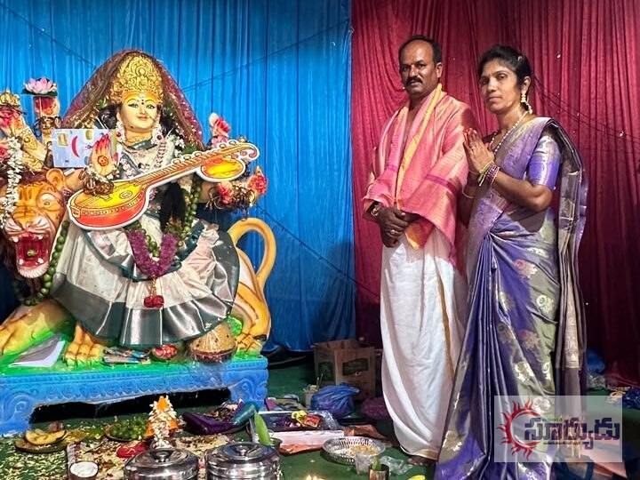 గండ్రవానిగూడెంలో భక్తిశ్రద్ధలతో సరస్వతీ దేవి కుంకుమార్చన పూజలు.