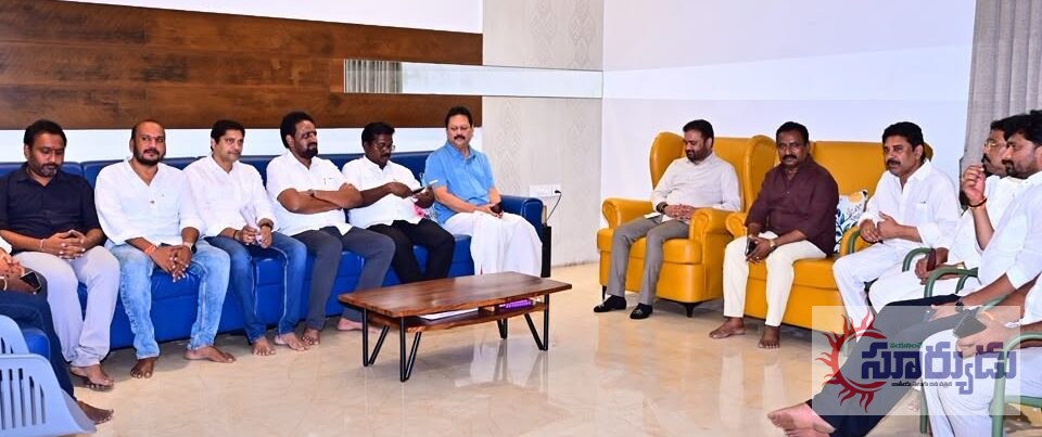 అమలాపురంలో స్థానిక ఎన్నికలపై కూటమి కీలక సమన్వయం – పట్టణ టీడీపీ నాయకులకు ఎంపీ సానా సతీష్ దిశానిర్దేశం