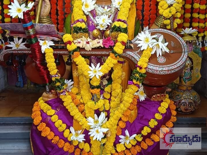కాట్రేనికోన మావుళ్ళమ్మ తల్లి ఆలయంలో శరన్నవరాత్రి శోభ – సరస్వతీ అలంకరణలో దర్శనమిచ్చిన అమ్మవారు