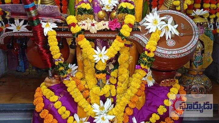 కాట్రేనికోన మావుళ్ళమ్మ తల్లి ఆలయంలో శరన్నవరాత్రి శోభ – సరస్వతీ అలంకరణలో దర్శనమిచ్చిన అమ్మవారు