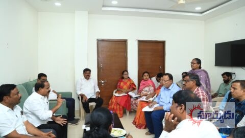 పెండింగ్ పనులను వేగవంతం చేయాలి – ప్రజలకు మెరుగైన సేవలు అందించాలి
