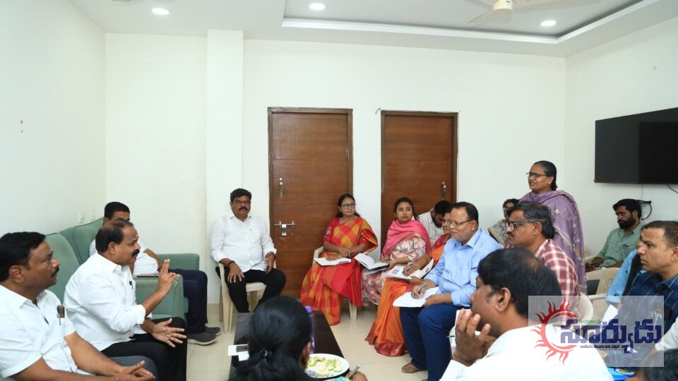 పెండింగ్ పనులను వేగవంతం చేయాలి – ప్రజలకు మెరుగైన సేవలు అందించాలి