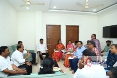 పెండింగ్ పనులను వేగవంతం చేయాలి – ప్రజలకు మెరుగైన సేవలు అందించాలి