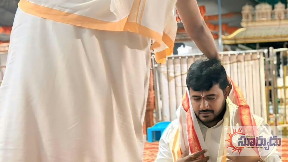కోనసీమ తిరుమలలో గాదె శివ దంపతుల ప్రత్యేక పూజలుకుటుంబ సమేతంగా శ్రీ వెంకటేశ్వర స్వామివారి దర్శనం.. ప్రజల సుఖసంతోషాల కోసం ప్రత్యేక ప్రార్థనలు