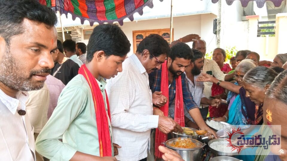 దుర్గామాత వద్ద అన్నదానం…