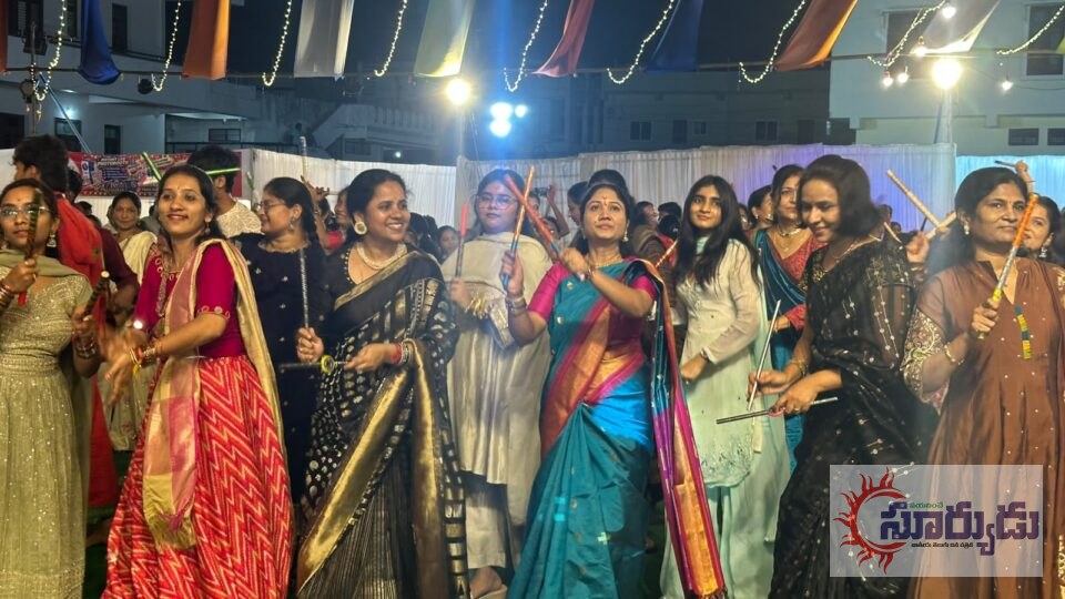 నిర్మల్ పట్టణంలో నిర్వహించిన దాండియా నైట్స్‌లో పాల్గొని దాండియా ఆడిన మున్సిపల్ చైర్‌పర్సన్, వైస్ చైర్మన్..