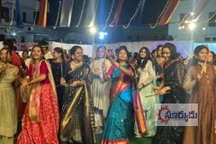నిర్మల్ పట్టణంలో నిర్వహించిన దాండియా నైట్స్‌లో పాల్గొని దాండియా ఆడిన మున్సిపల్ చైర్‌పర్సన్, వైస్ చైర్మన్..