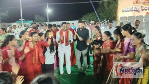 నిర్మల్ పట్టణంలోని ఎన్టీఆర్ మినీ స్టేడియంలో ఘనంగా బతుకమ్మ సంబురాలు