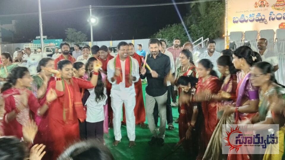 నిర్మల్ పట్టణంలోని ఎన్టీఆర్ మినీ స్టేడియంలో ఘనంగా బతుకమ్మ సంబురాలు