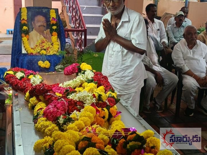 మాజీ ఎంపీ, ఎమ్మెల్యే బత్తుల బుచ్చి మహేశ్వరరావుకు నివాళులర్పించిన కంకటాల రామంస్వర్గస్తులైన నేతకు ఘన నివాళి -ఆర్యవైశ్య కార్పొరేషన్ డైరెక్టర్ సంతాపం