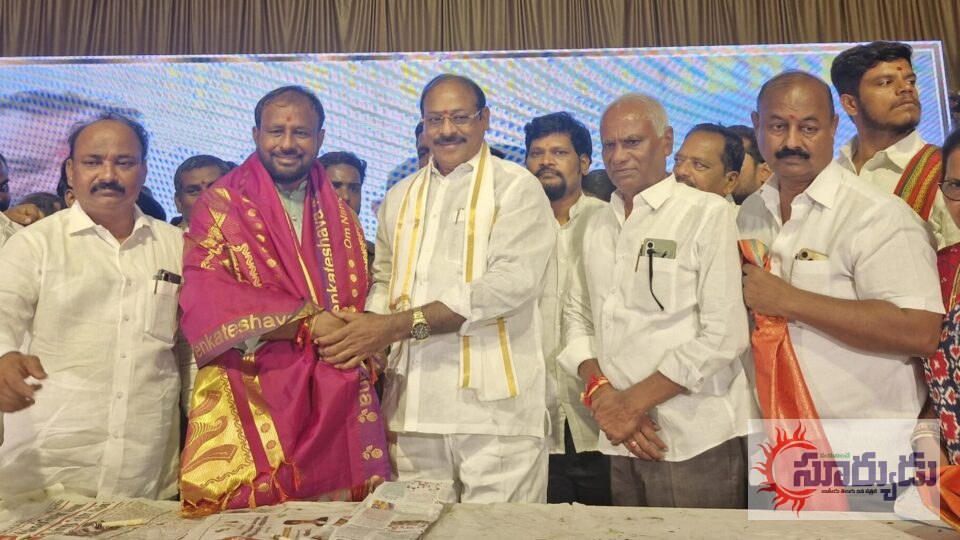 మేడ్చల్–మల్కాజిగిరి డీసీసీ అధ్యక్షులు వజ్రేష్ యాదవ్ జన్మదిన వేడుకల్లో పాల్గొని శుభాకాంక్షలు తెలిపిన బండి రమేష్