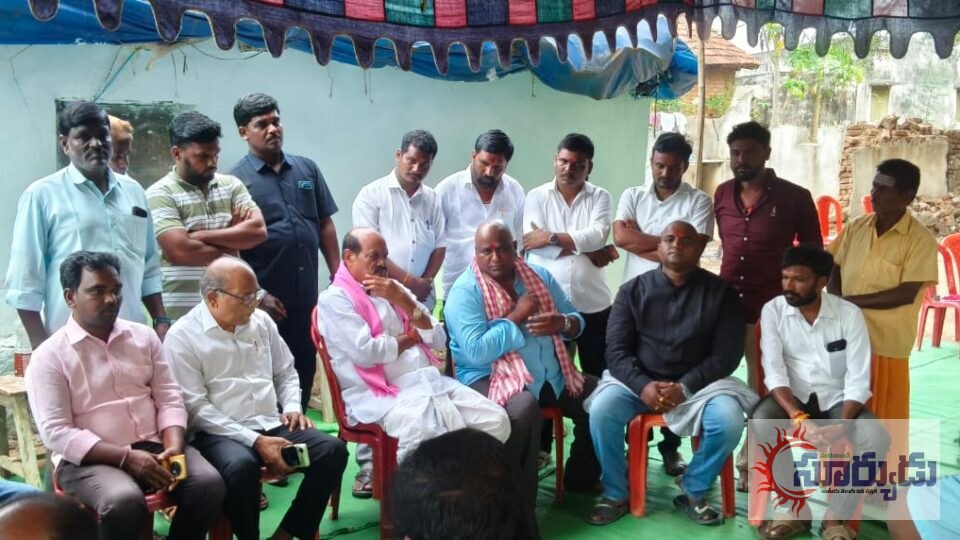 బాధిత కుటుంబాన్ని పరామర్శించిన మాజీ ఎమ్మెల్యే బాజిరెడ్డి గోవర్ధన్..