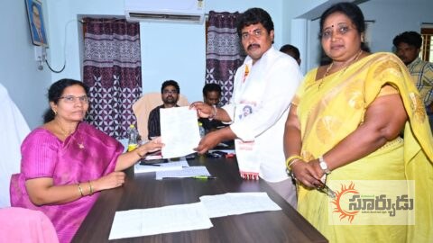కాట్రేనికోన ఎంపీటీసీ-2 అభ్యర్థిగా మోకా బాల ప్రసాద్ నామినేషన్
