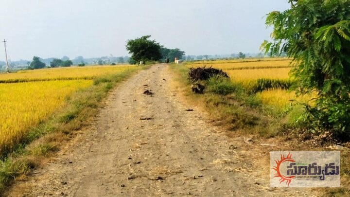 రోడ్డు నిర్మాణ పనులు పూర్తయ్యేదిన్నడో?..- ఇబ్బందులు ఎదుర్కొంటున్న రైతులు, ప్రజలు…- నిర్లక్ష్యం వహిస్తున్న కాంట్రాక్టర్…