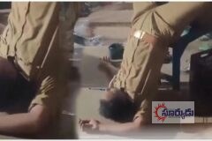 వైన్ షాప్‌లో ఫుల్లుగా తాగి కుర్చీపైనే తలకిందులుగా పడిపోయిన పోలీస్! (వీడియో చూడండి)