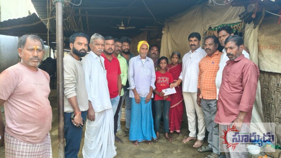 తల్లిని కోల్పోయిన చిన్నారికి అండగా భైంసా మున్సిపల్ చైర్మన్ తూమొల్ల దత్తాత్రి