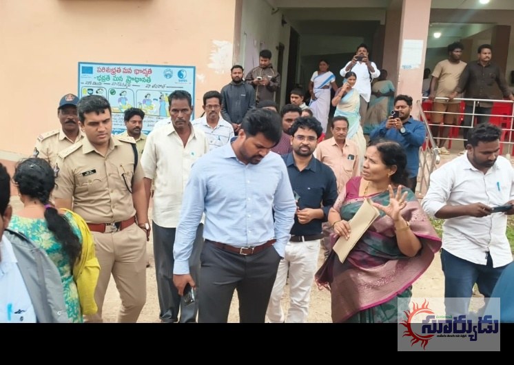ఆర్నాబ్ తుఫాన్ పై కలెక్టర్, ఎస్పీ క్షేత్రస్థాయి పర్యటనగచ్చకాయలపొరలో ప్రజలకు అవగాహన, పునరావాస కేంద్రం పరిశీలన