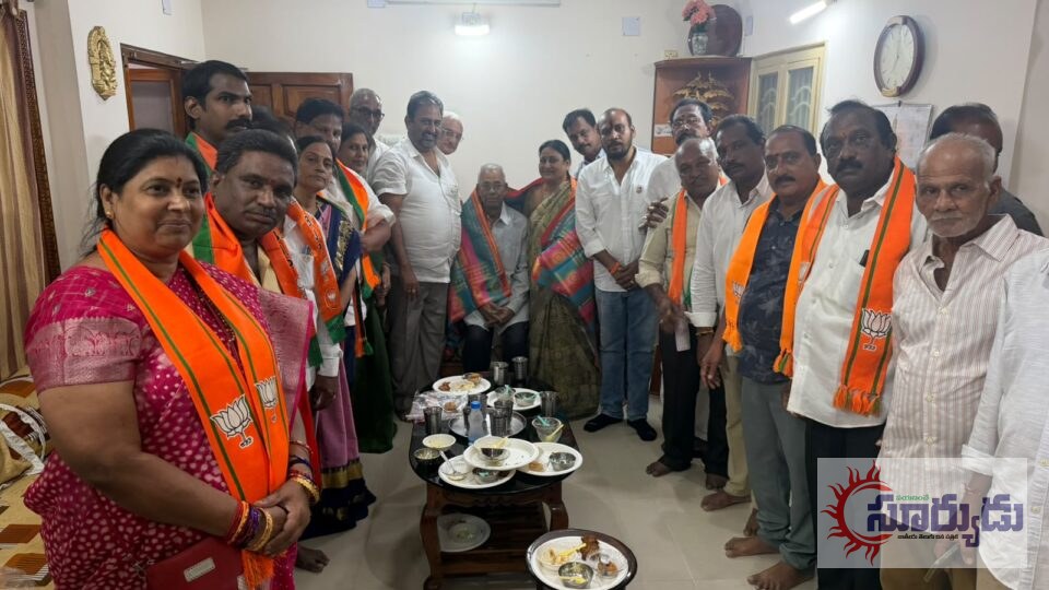 దాట్ల వెంకట సుబ్బరాజుకు మద్దతుగా సుబ్బరాజు అపార్ట్మెంట్లో ఎమ్మెల్యే దాట్ల బుచ్చిబాబు సమావేశం26వ వార్డులో బీజేపీ అభ్యర్థి గెలుపునకు కూటమి నేతల మద్దతు