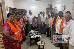 దాట్ల వెంకట సుబ్బరాజుకు మద్దతుగా సుబ్బరాజు అపార్ట్మెంట్లో ఎమ్మెల్యే దాట్ల బుచ్చిబాబు సమావేశం26వ వార్డులో బీజేపీ అభ్యర్థి గెలుపునకు కూటమి నేతల మద్దతు