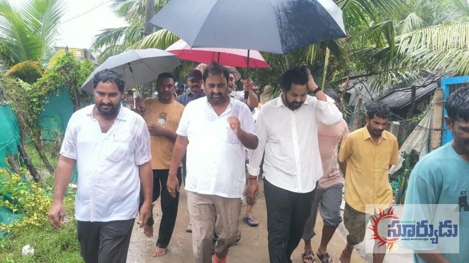 బలుసుతిప్ప పునరావాస కేంద్రాన్ని సందర్శించిన ప్రభుత్వ విప్ దాట్ల సుబ్బరాజు, ఎంపీ గంటి హరీష్ మాధుర్