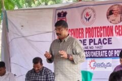 ట్రాన్స్‌జెండర్లకు కౌన్సెలింగ్ నిర్వహించిన సీసీఎస్ ఏసీపీ శ్రీశైలం,